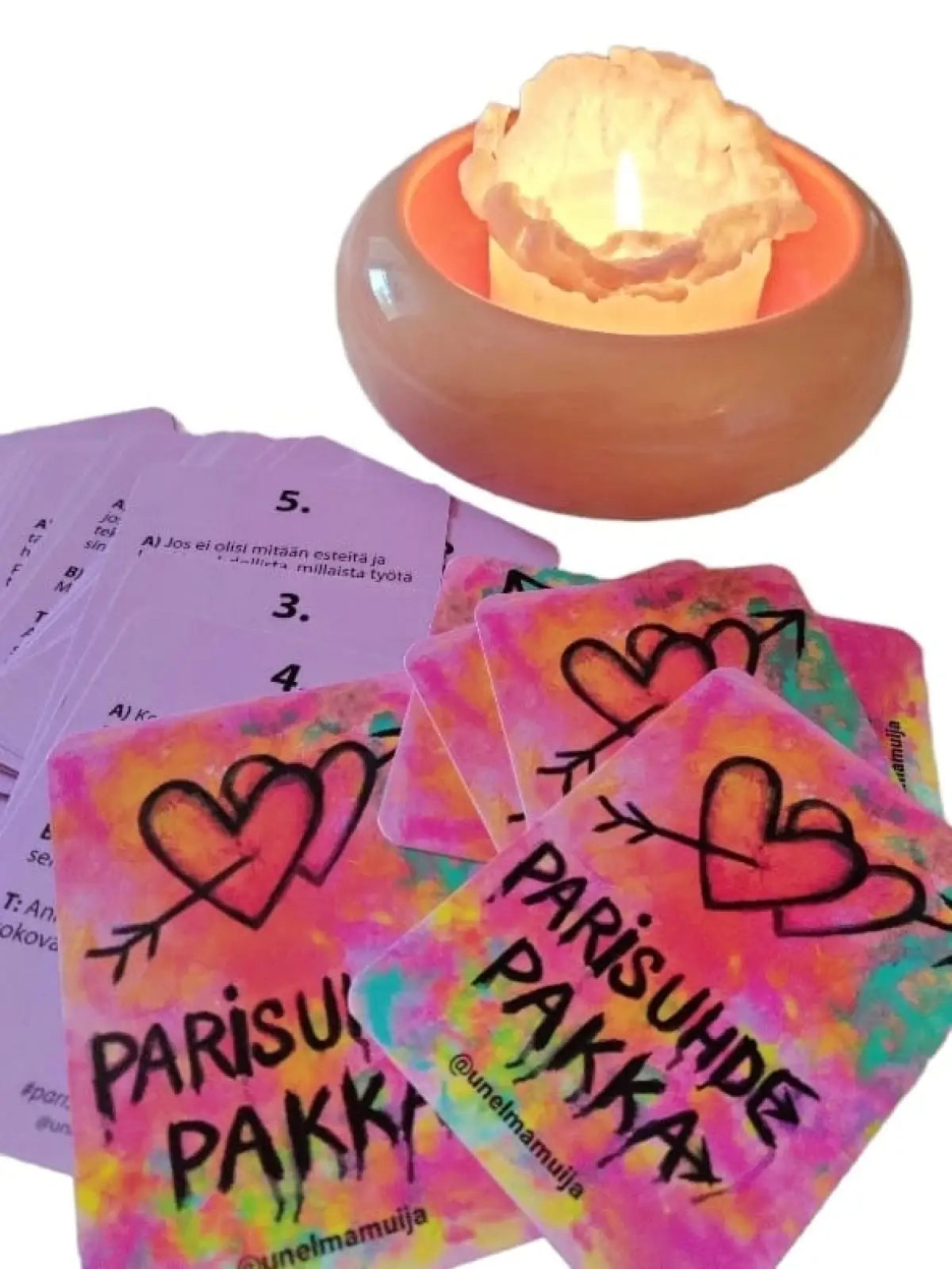 Parisuhdekorttipakka pöydällä, lämmin ja kutsuva design