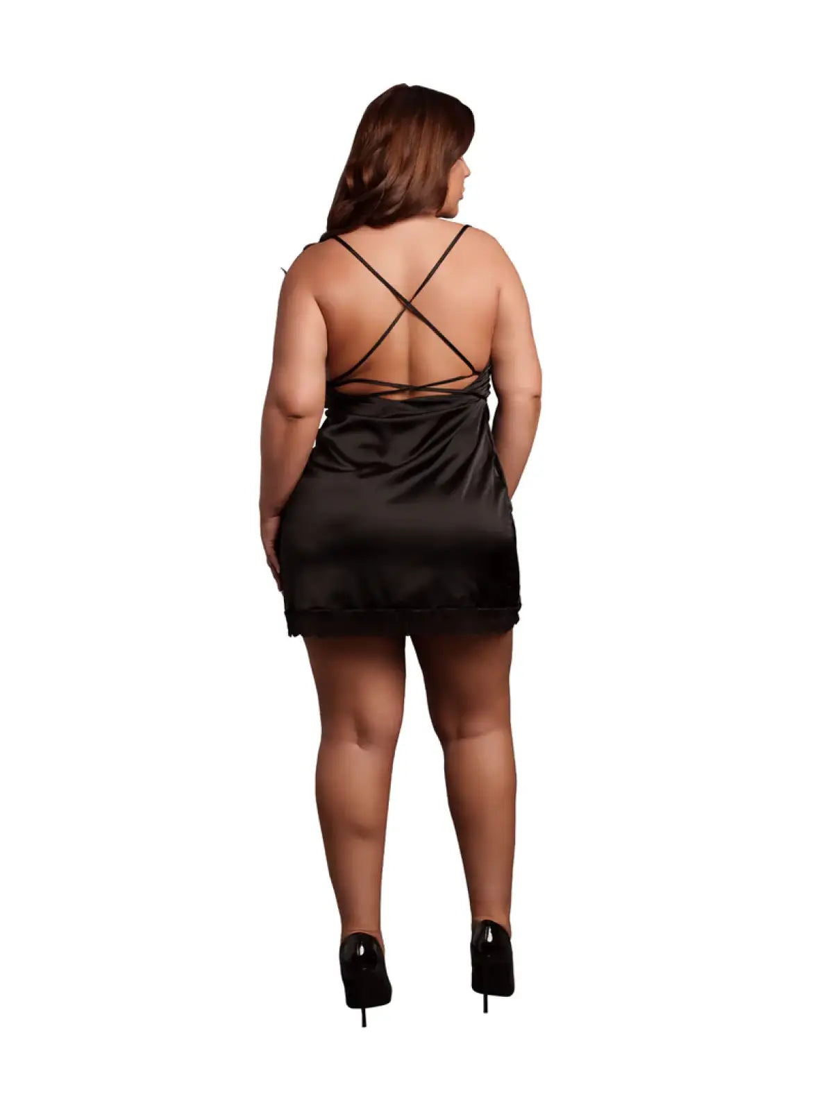 Musta plus size -mekko ristikkäisillä olkaimilla ja pitsiyksityiskohdilla – seksikäs ja elegantti valinta juhlaan tai illalliseen.